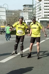J&ouml;rg von de Fenn. Blinder Inlineskater beim Vattenfall Berliner Halbmarathon Inlineskating 2011. Bild 6